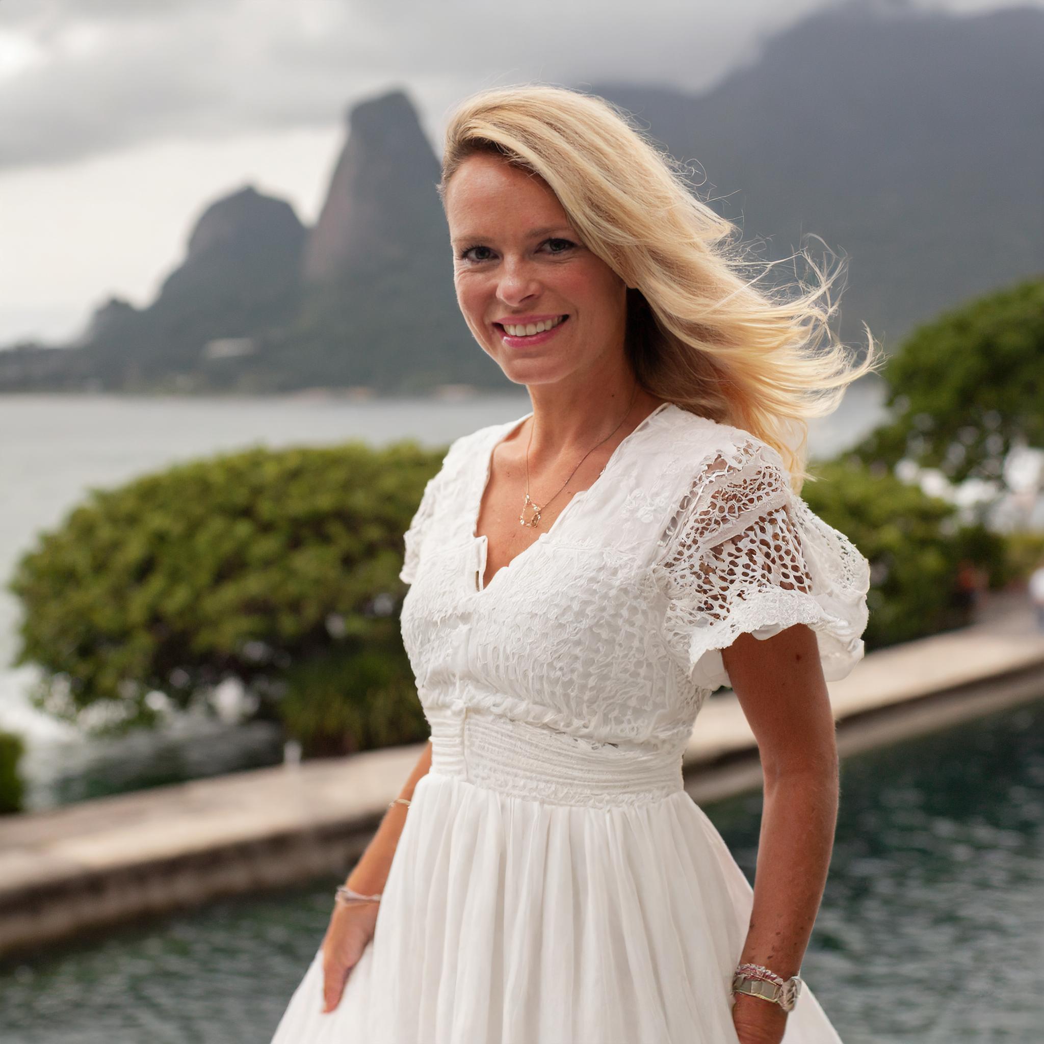 Frau mit einem klassischen und eleganten Stil